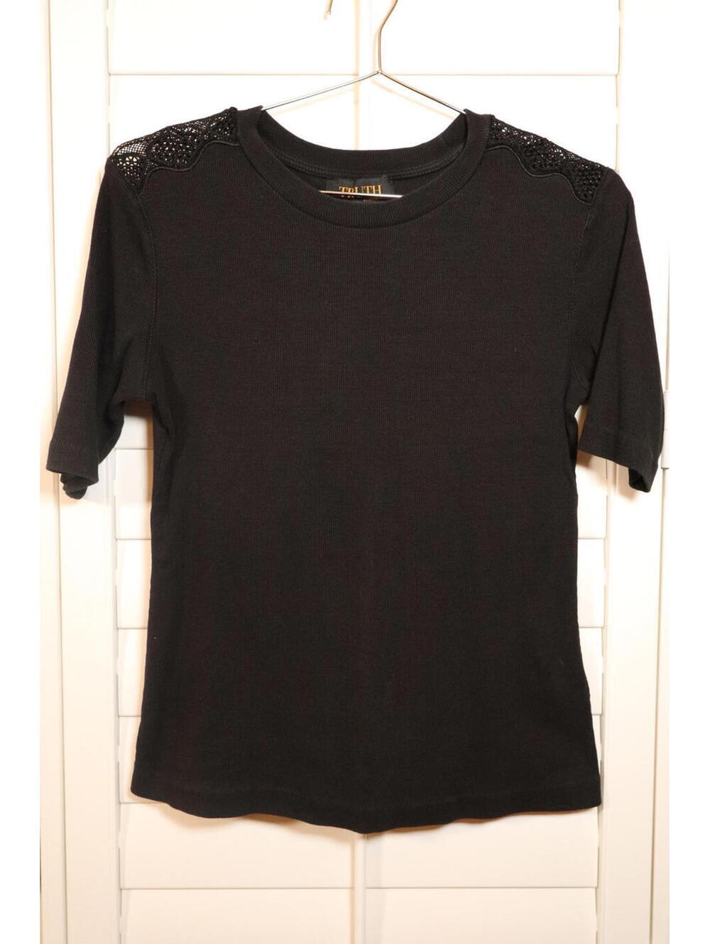 Truth by Republic black top with lace shoulder‎ detail size Medium